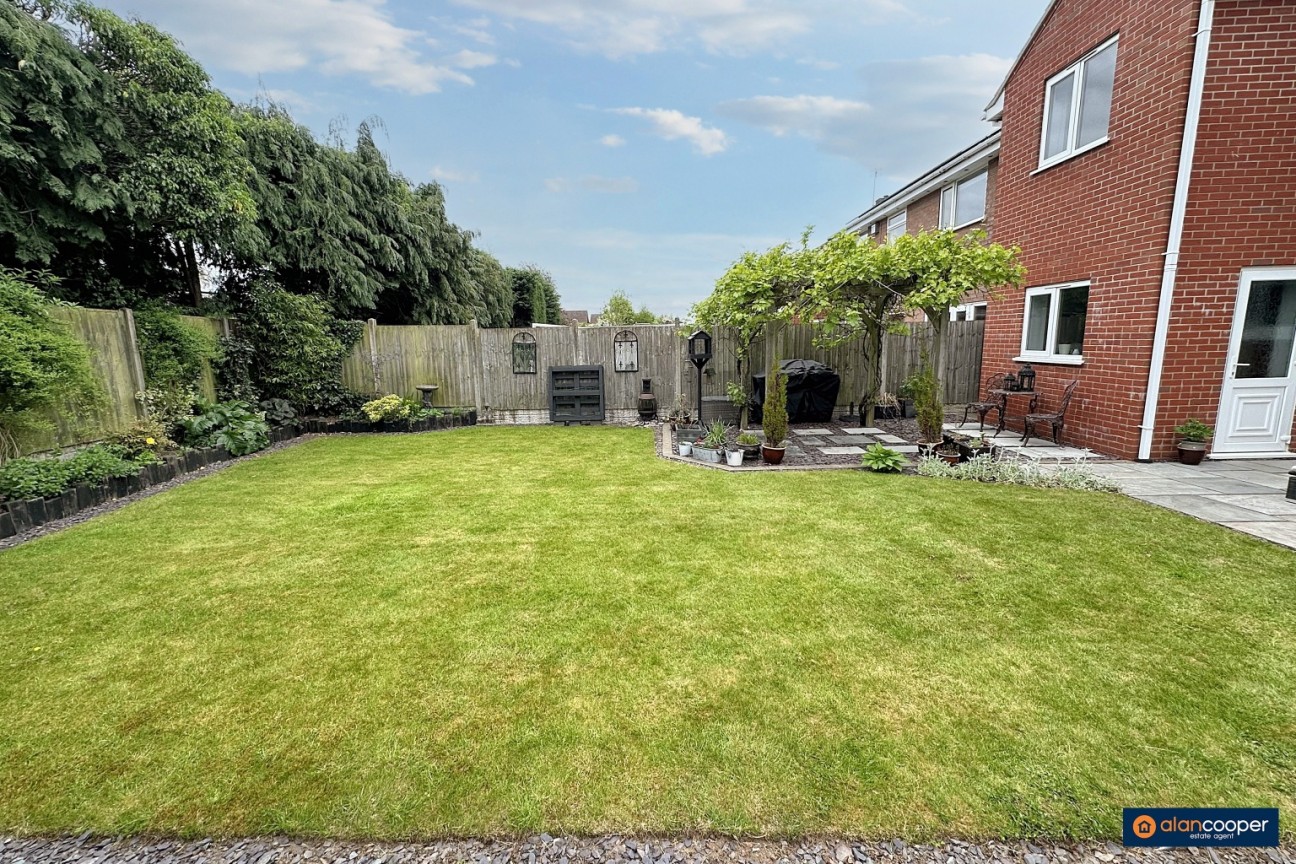 Langdale Drive, St Nicolas Park, Nuneaton, CV11 6EY