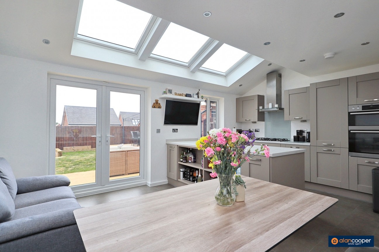 Macaw Close, Galley Common, Nuneaton, CV10 9TX