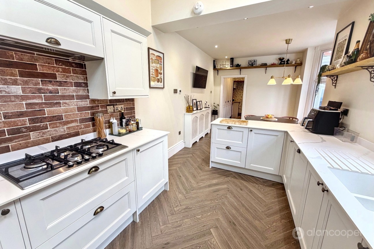 Manor Park Road, Nuneaton, CV11 5HR