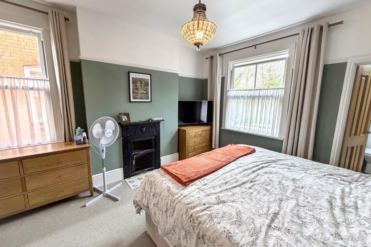 Manor Park Road, Nuneaton, CV11 5HR