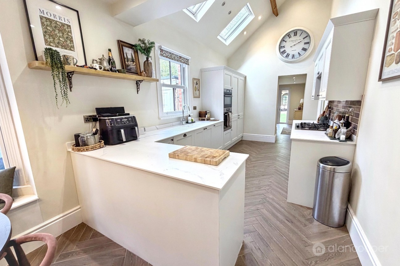 Manor Park Road, Nuneaton, CV11 5HR