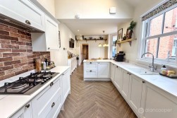 Manor Park Road, Nuneaton, CV11 5HR