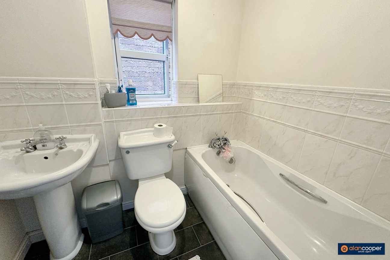 Upton Drive, Maple Park, Nuneaton, CV11 4GF