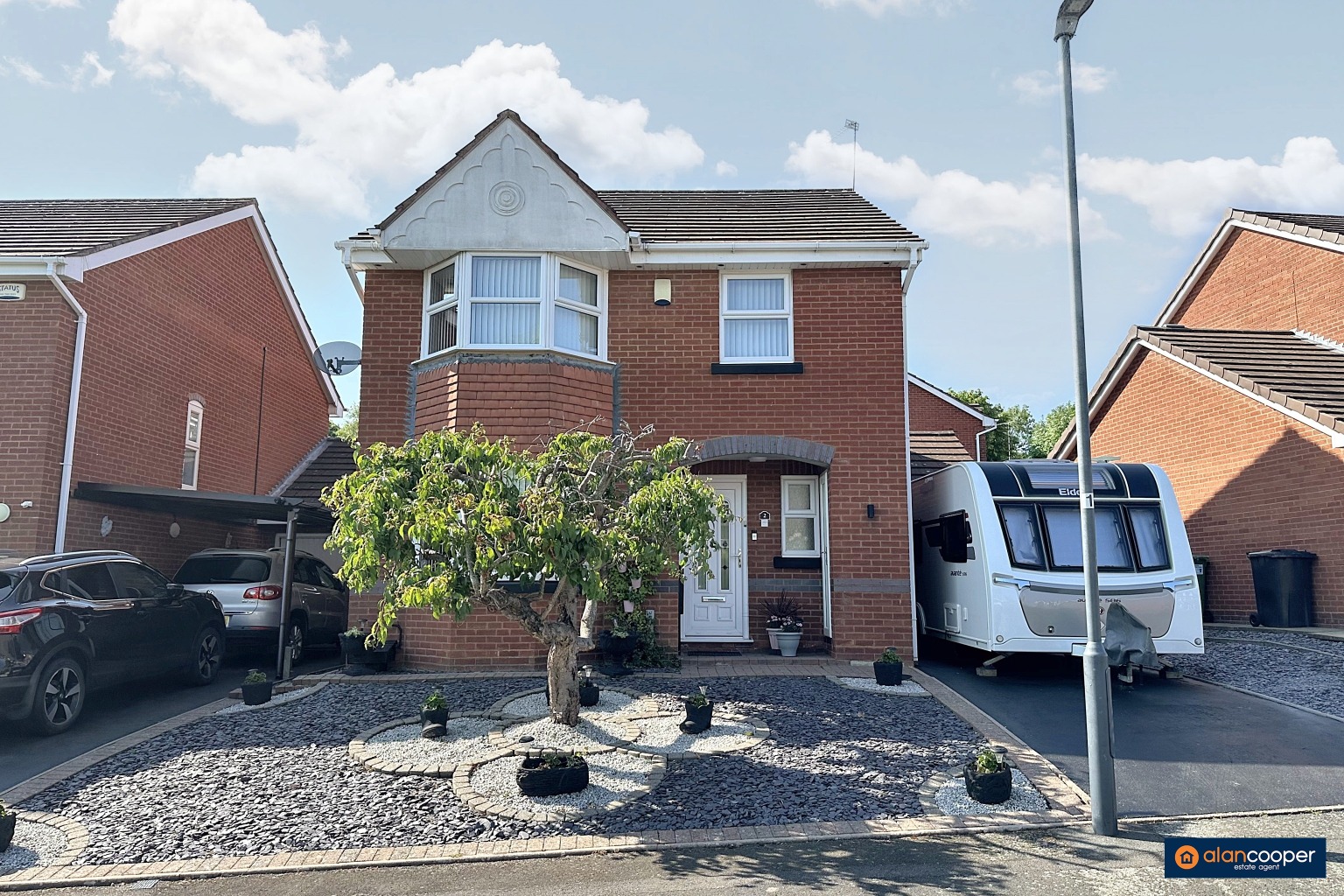 Helena Close, Manor Park, Nuneaton, CV10 7DF