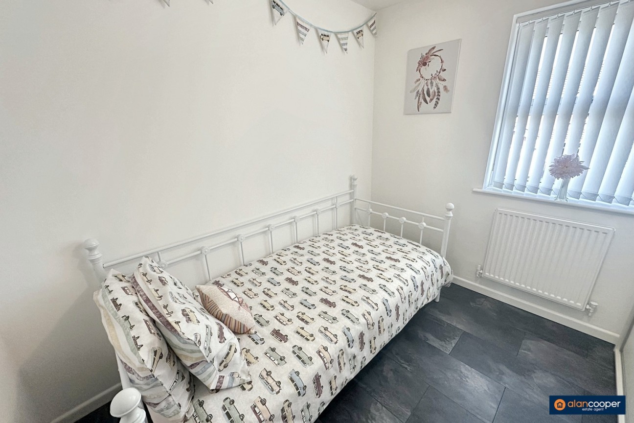 Helena Close, Manor Park, Nuneaton, CV10 7DF