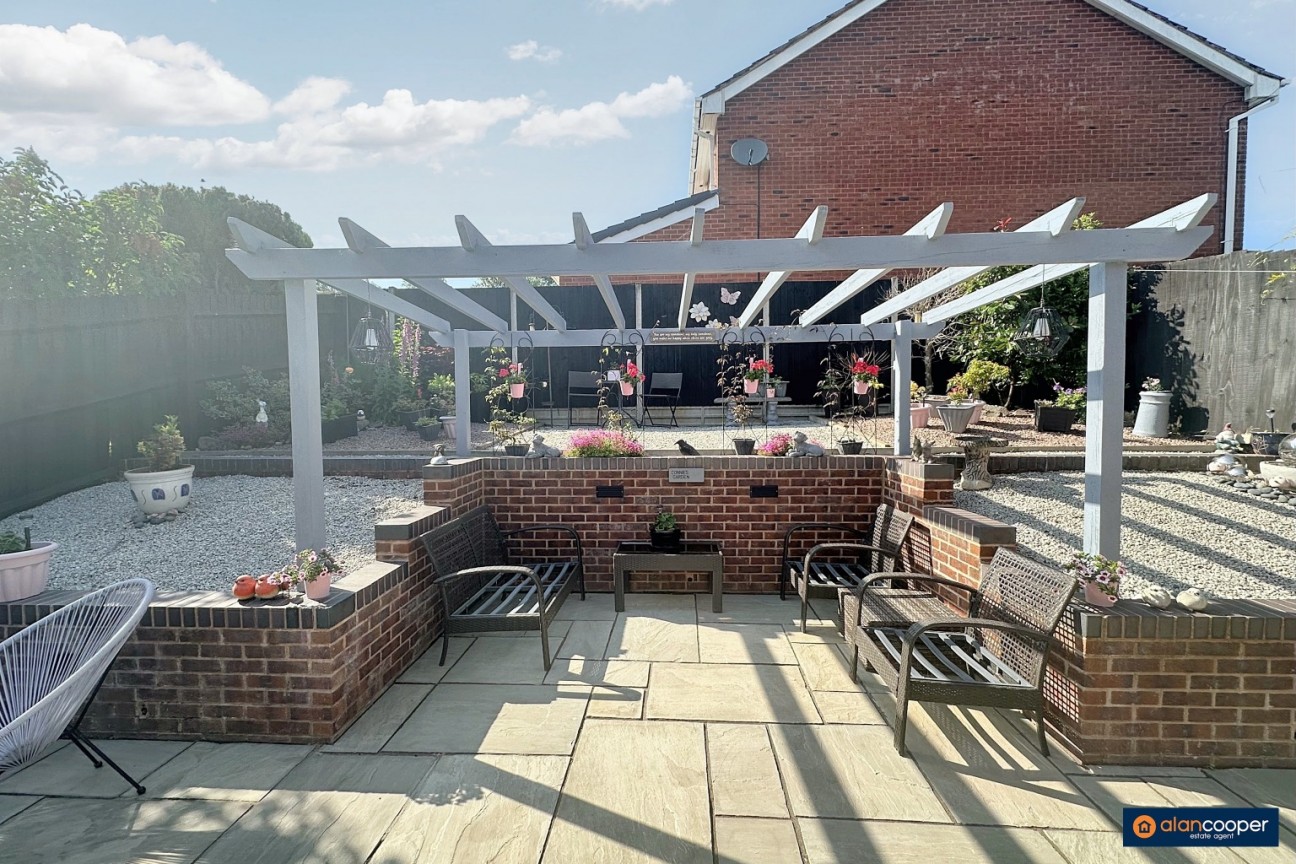 Helena Close, Manor Park, Nuneaton, CV10 7DF