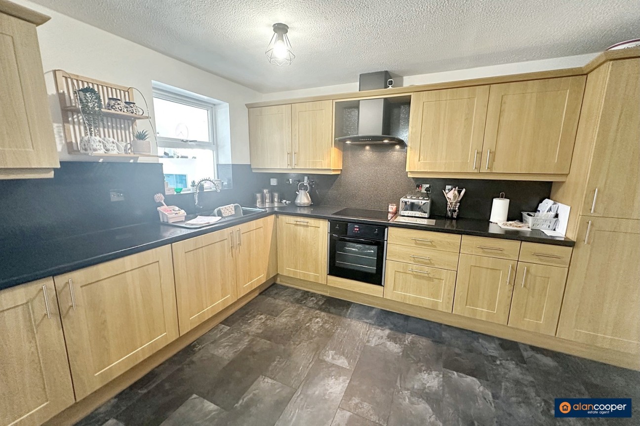 Helena Close, Manor Park, Nuneaton, CV10 7DF