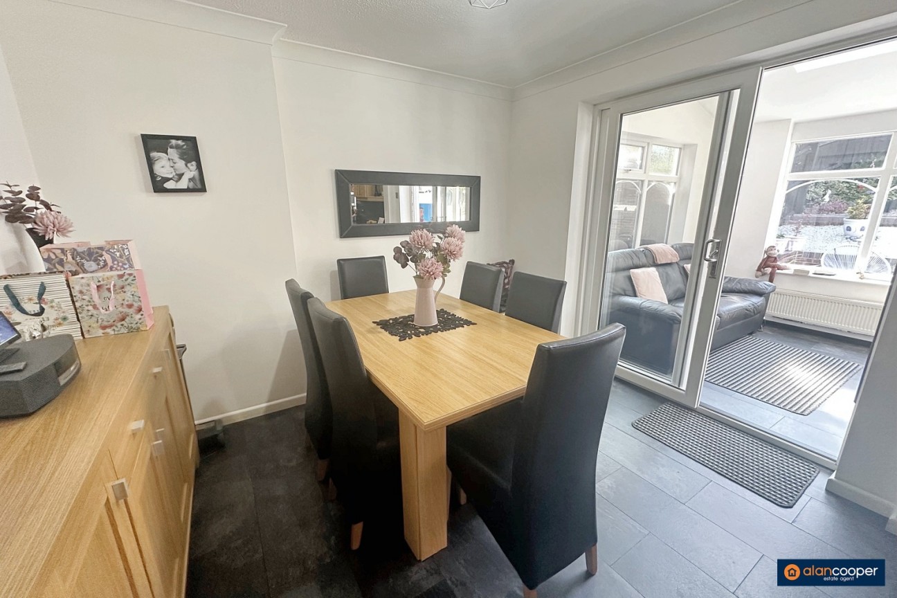 Helena Close, Manor Park, Nuneaton, CV10 7DF