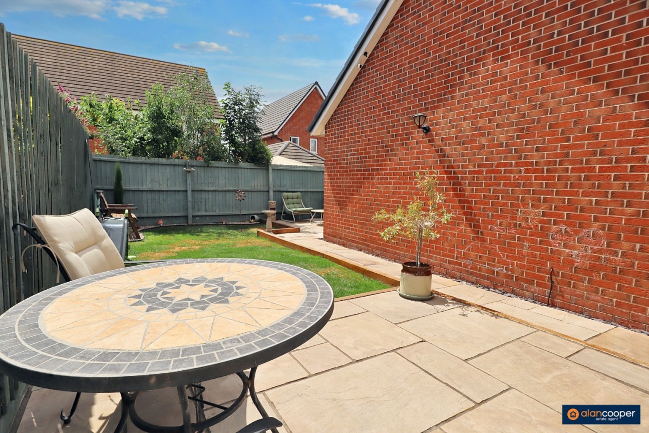 Topiary Road, St James Gate, Weddington, Nuneaton, CV10 0FT