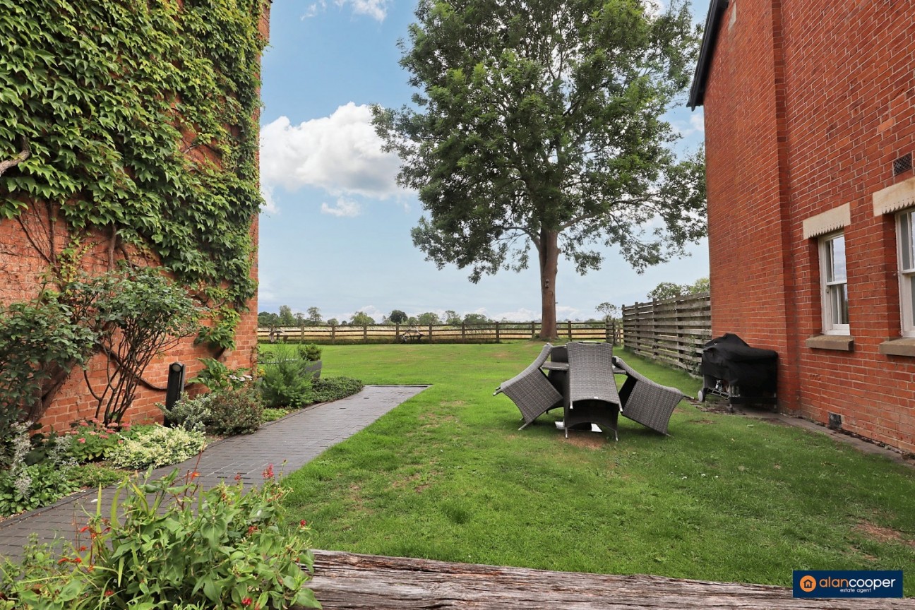 The Courtyard, Higham Lane, Stoke Golding, CV13 6EX