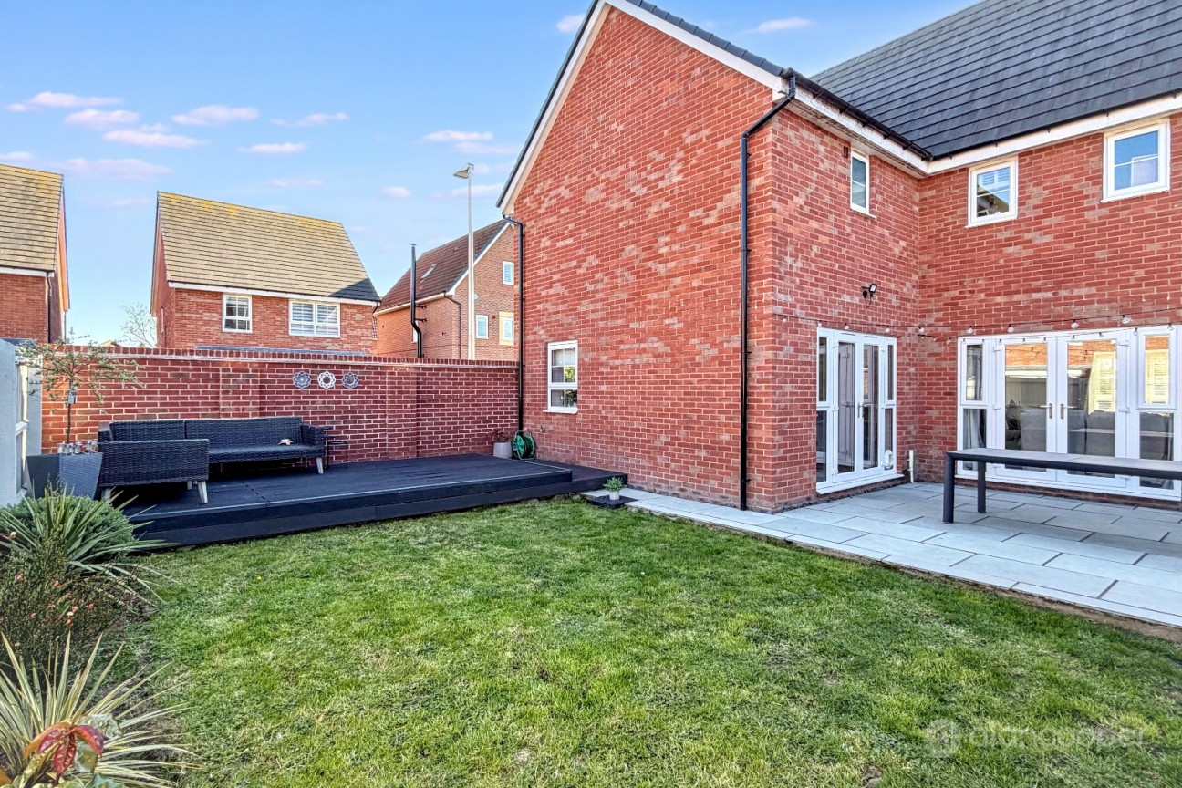 Flower Garden Drive, St James' Gate, Weddington, Nuneaton, CV10 0FX