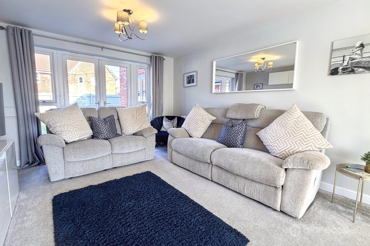 Flower Garden Drive, St James' Gate, Weddington, Nuneaton, CV10 0FX