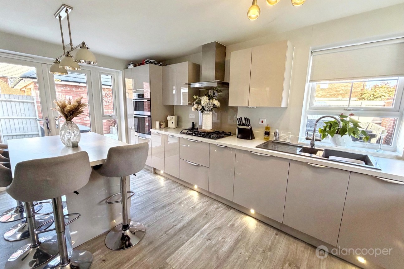 Flower Garden Drive, St James' Gate, Weddington, Nuneaton, CV10 0FX