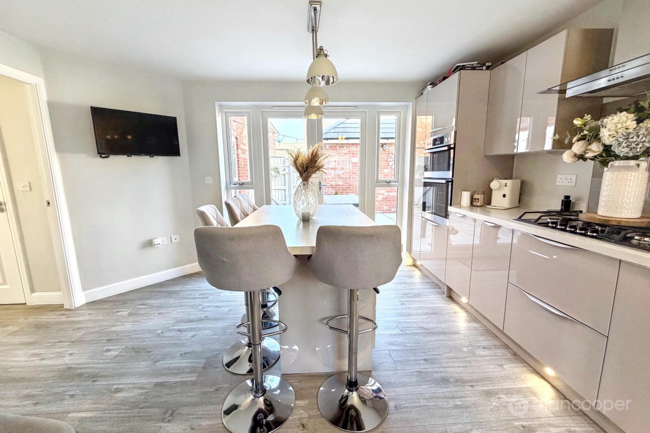 Flower Garden Drive, St James' Gate, Weddington, Nuneaton, CV10 0FX