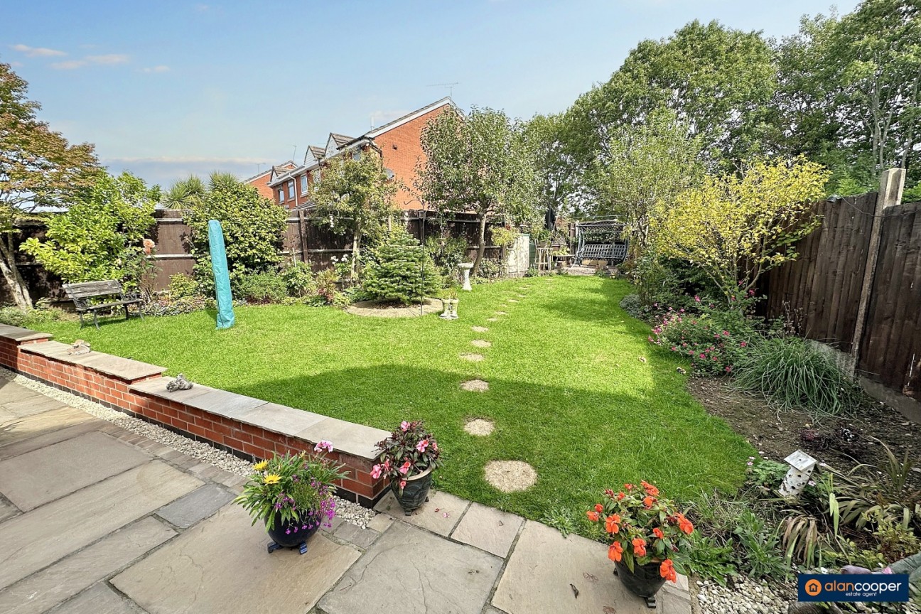 Marsdale Drive, Manor Park, Nuneaton, CV10 7RU