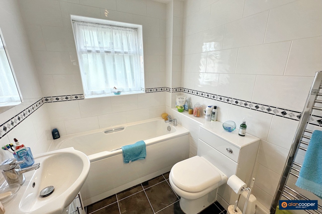 Marsdale Drive, Manor Park, Nuneaton, CV10 7RU