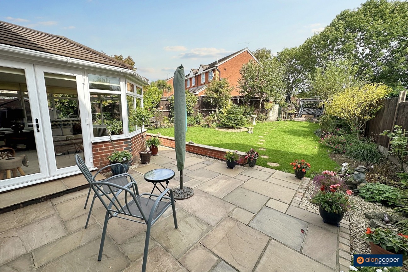 Marsdale Drive, Manor Park, Nuneaton, CV10 7RU