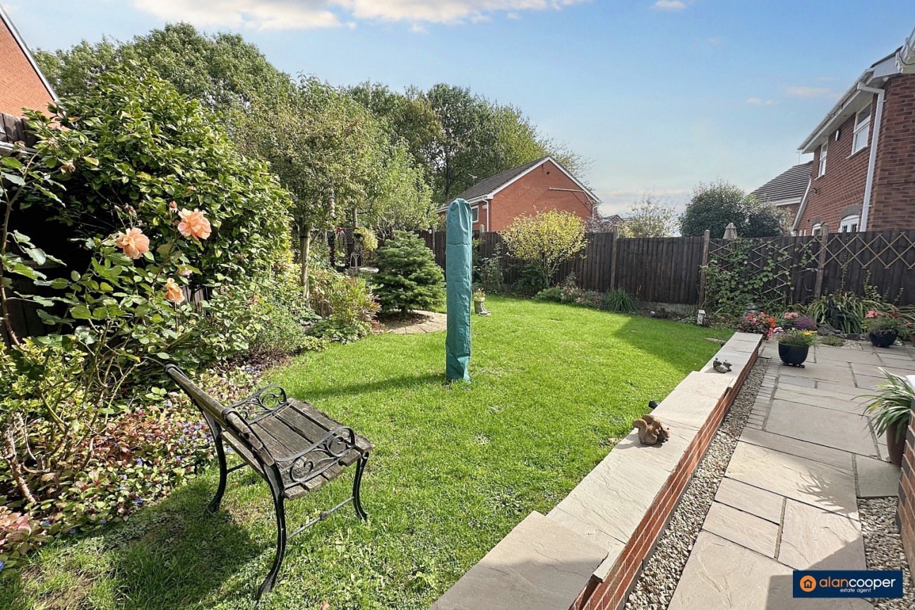 Marsdale Drive, Manor Park, Nuneaton, CV10 7RU