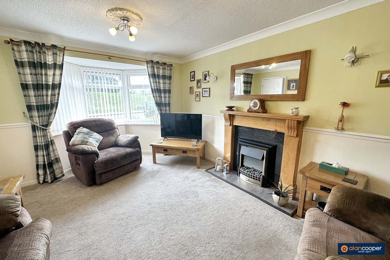 Marsdale Drive, Manor Park, Nuneaton, CV10 7RU