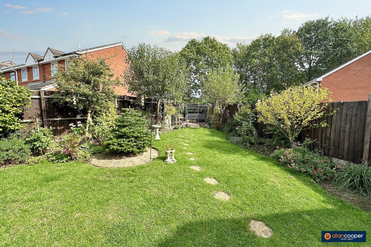 Marsdale Drive, Manor Park, Nuneaton, CV10 7RU