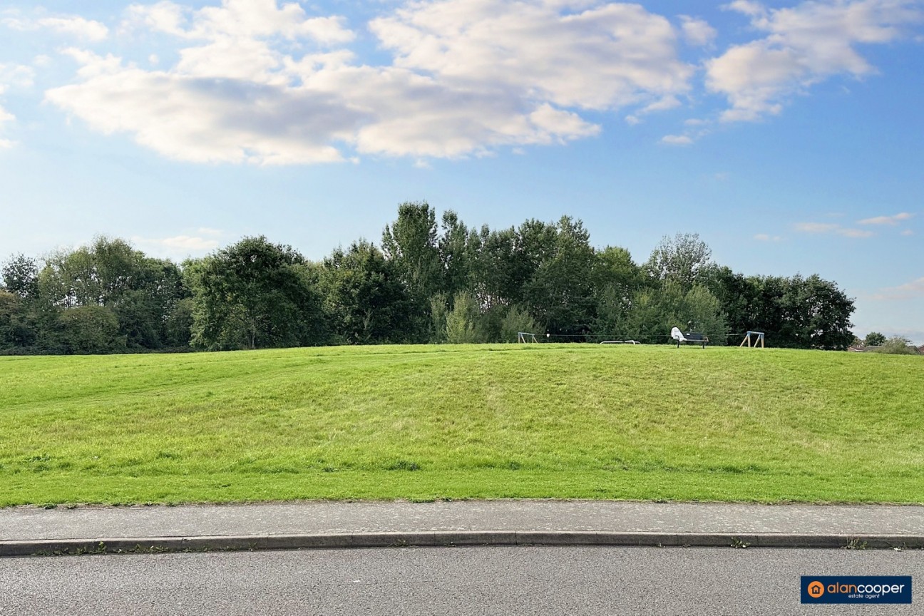 Marsdale Drive, Manor Park, Nuneaton, CV10 7RU