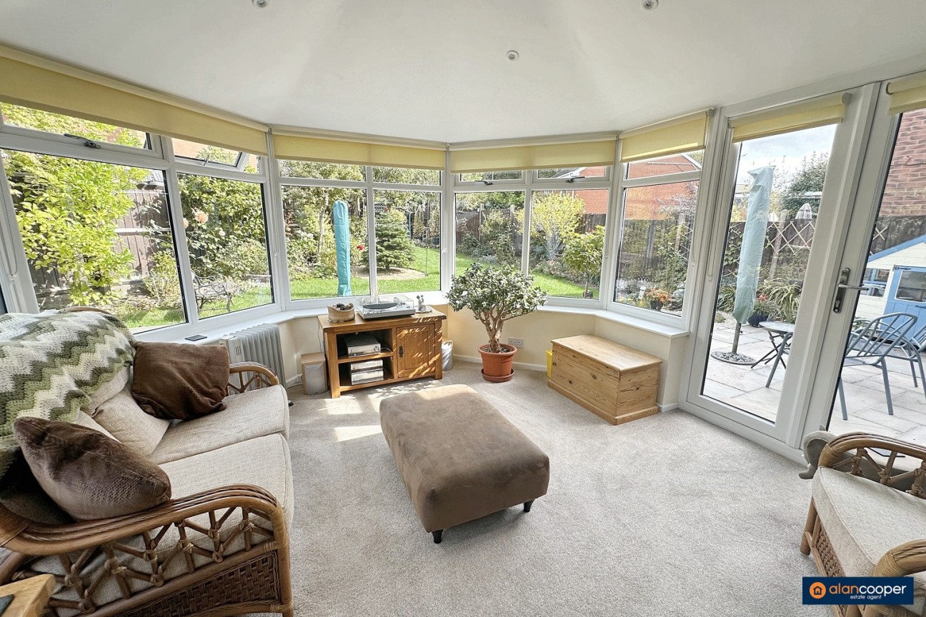 Marsdale Drive, Manor Park, Nuneaton, CV10 7RU