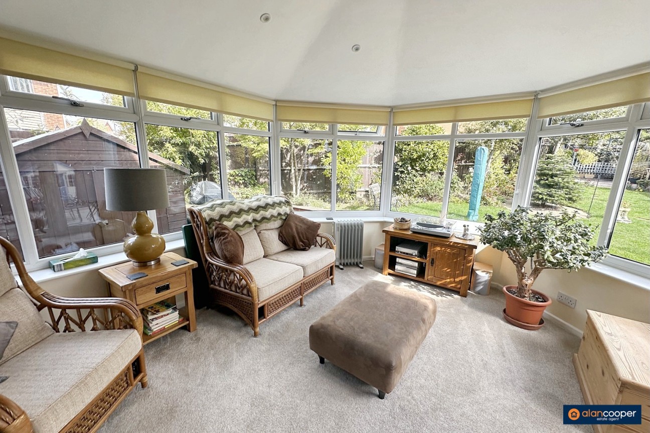 Marsdale Drive, Manor Park, Nuneaton, CV10 7RU