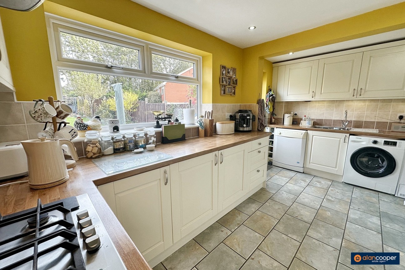 Marsdale Drive, Manor Park, Nuneaton, CV10 7RU