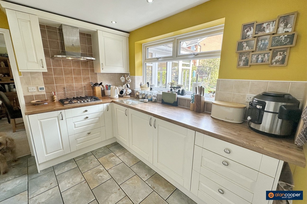 Marsdale Drive, Manor Park, Nuneaton, CV10 7RU