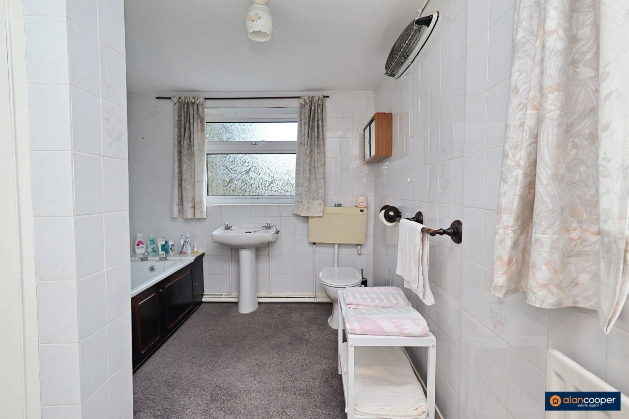 Waverley Square, Attleborough, Nuneaton, CV11 4RU