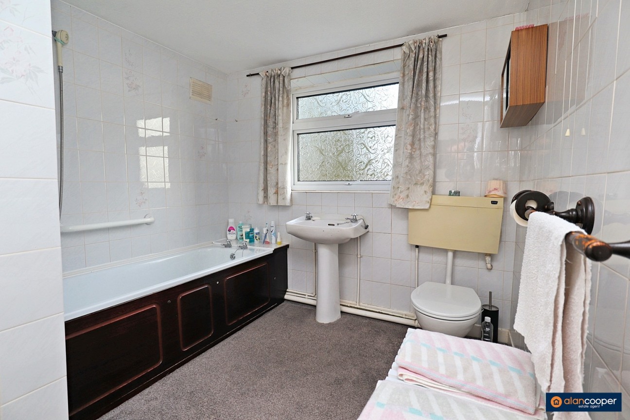 Waverley Square, Attleborough, Nuneaton, CV11 4RU