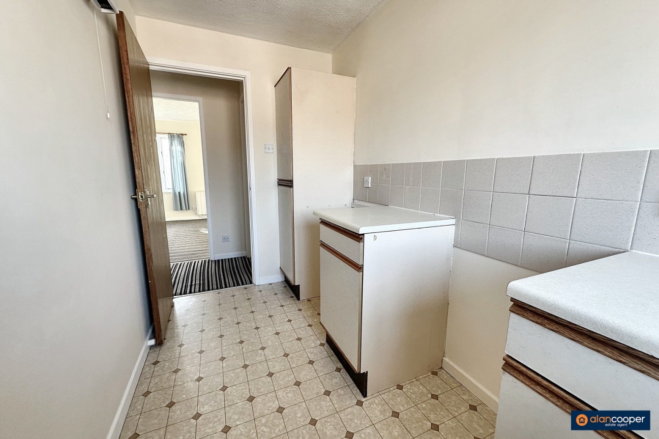 Berkeley Close, Weavers Green, Nuneaton, CV11 5XH