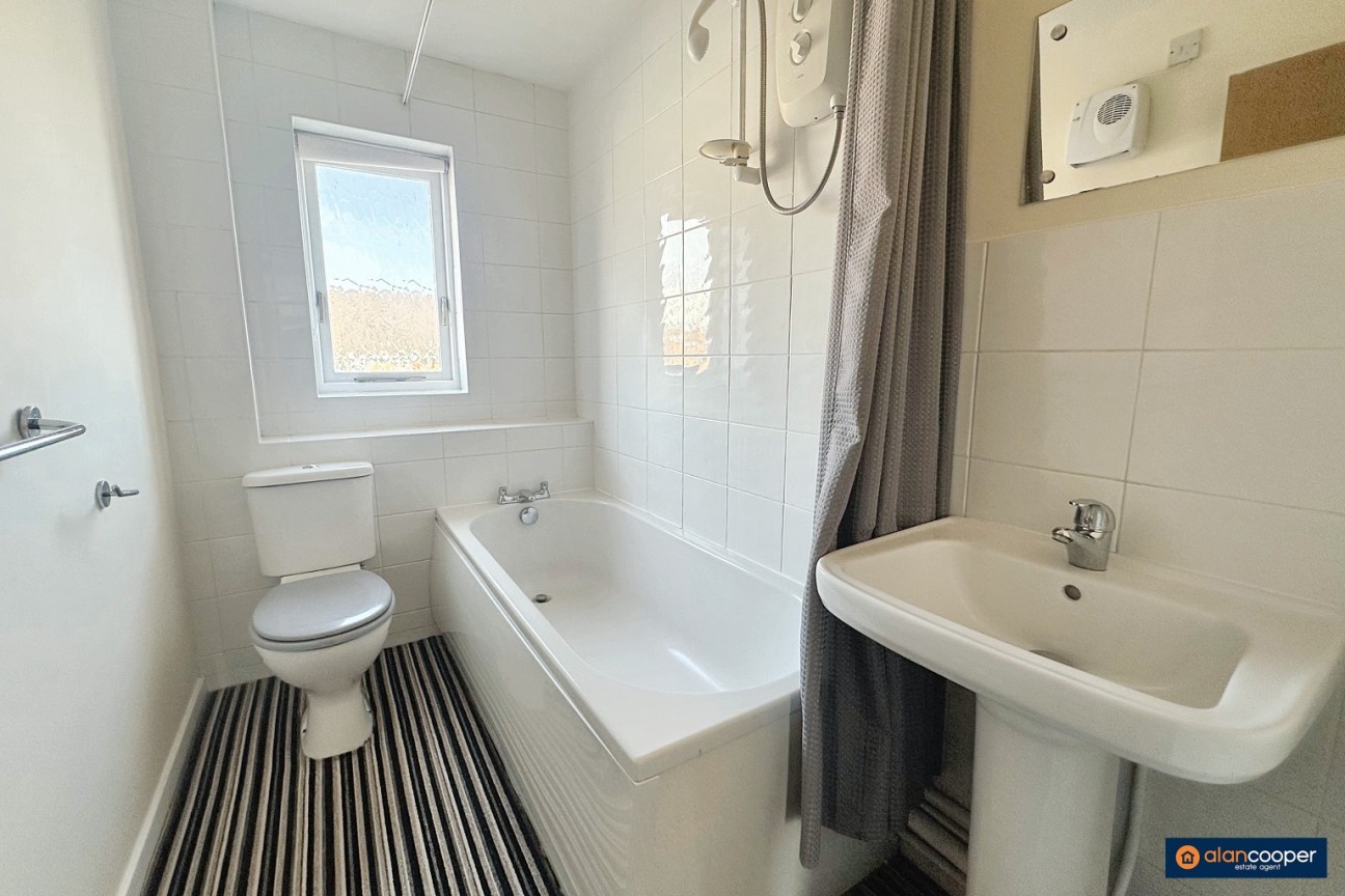 Berkeley Close, Weavers Green, Nuneaton, CV11 5XH