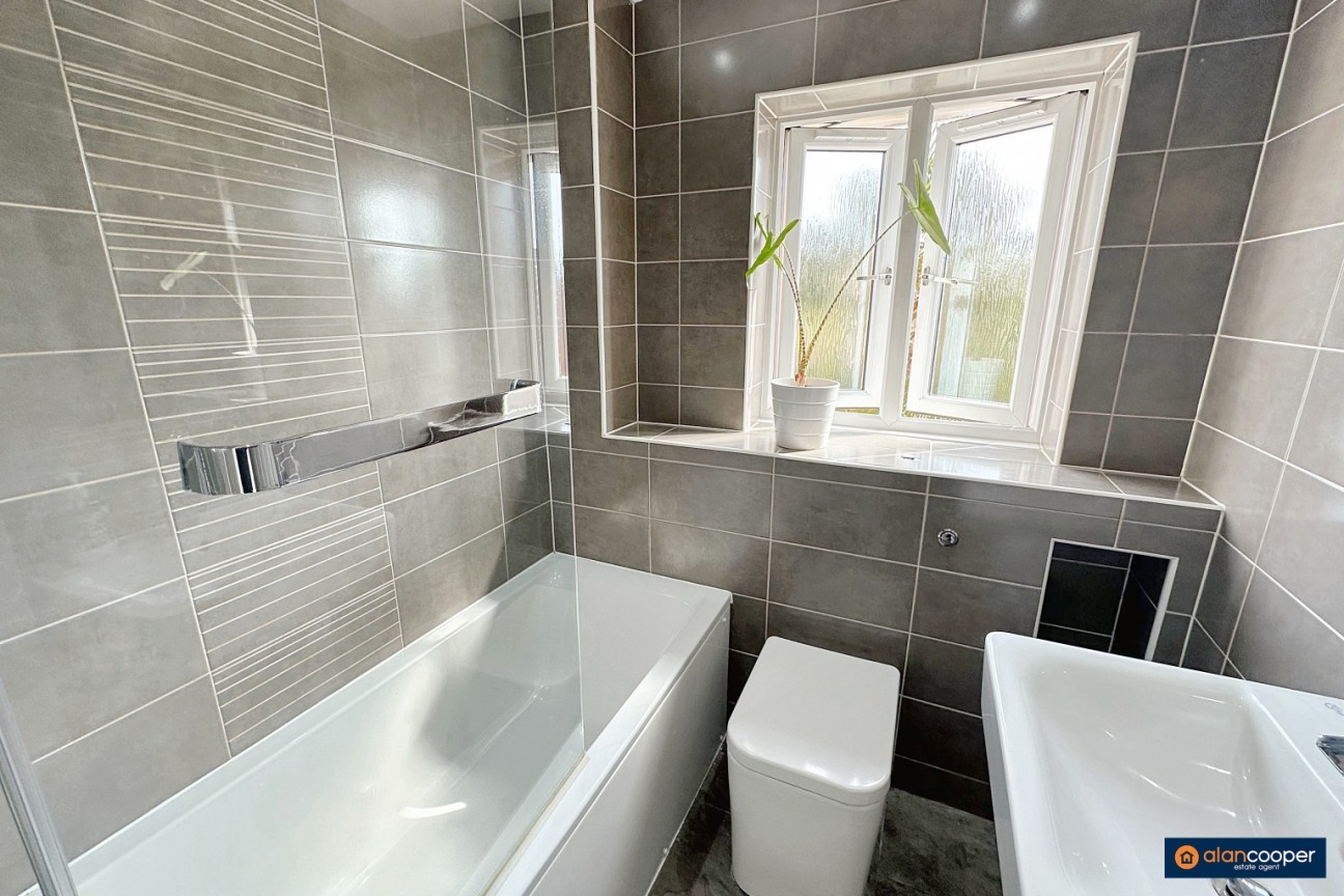 Bronze Close, Maple Park, Nuneaton, CV11 4YD