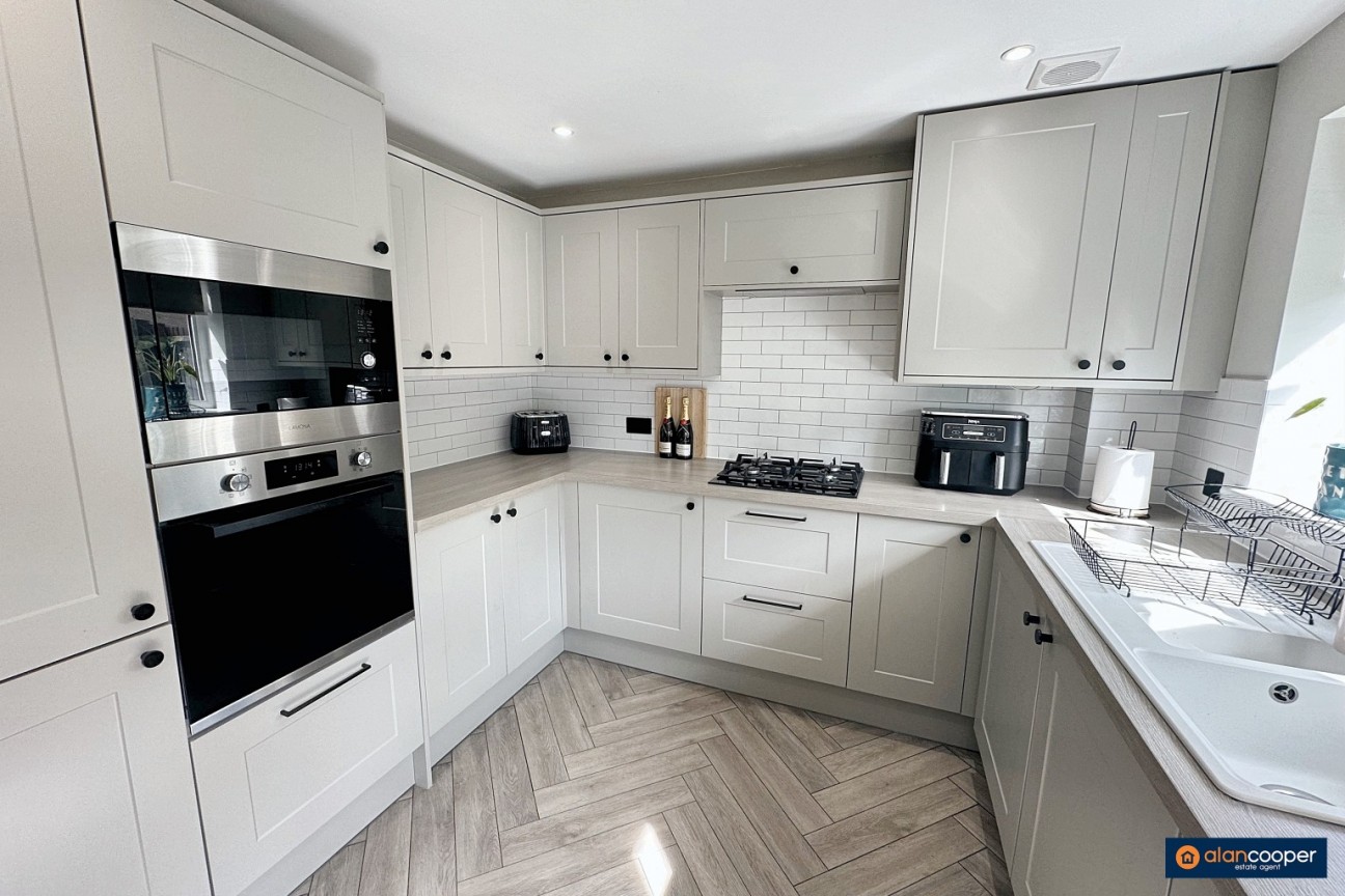 Bronze Close, Maple Park, Nuneaton, CV11 4YD