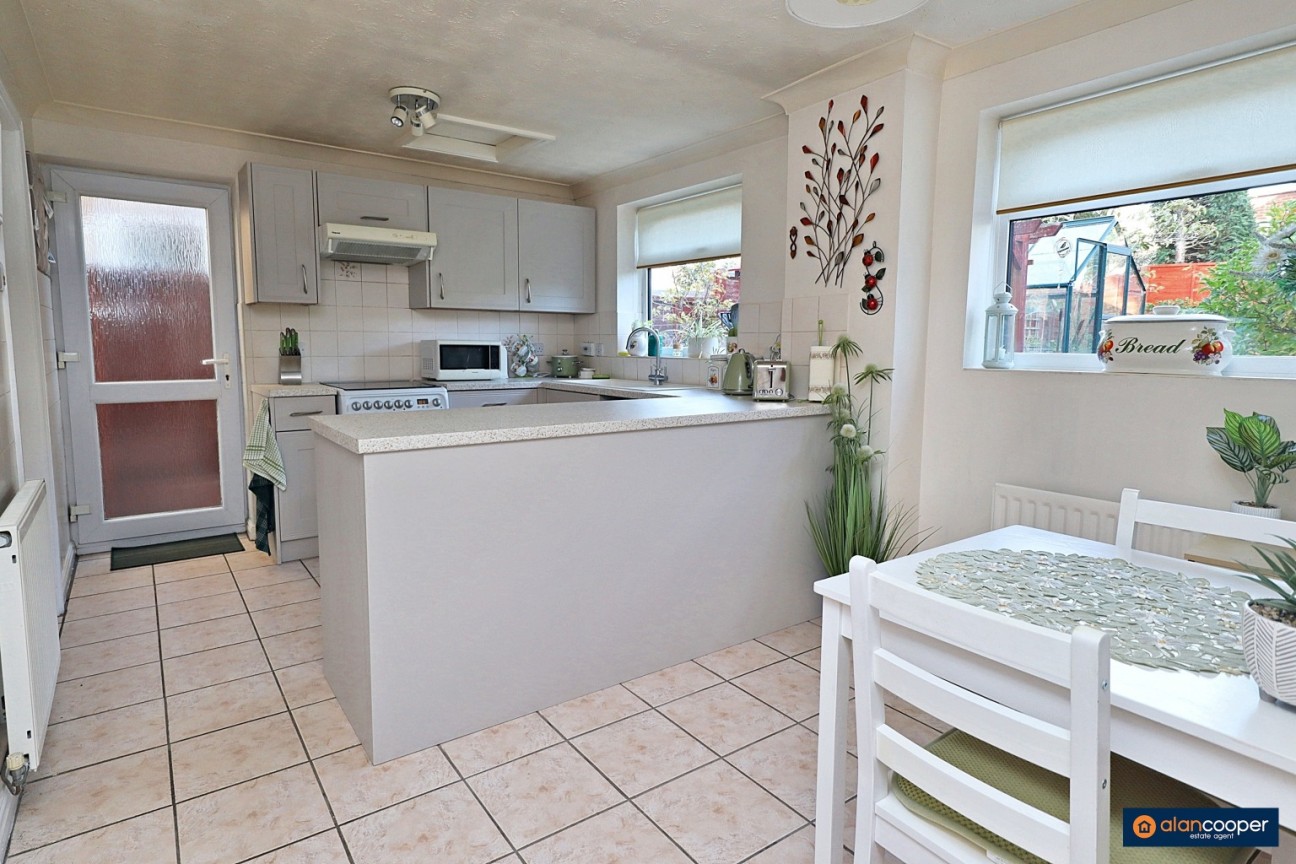 Newquay Close, Horeston Grange, Nuneaton, CV11 6FH