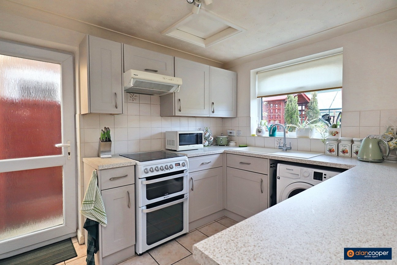 Newquay Close, Horeston Grange, Nuneaton, CV11 6FH