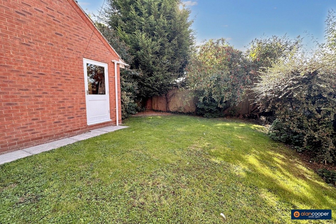 Upton Drive, Maple Park, Nuneaton, CV11 4GF