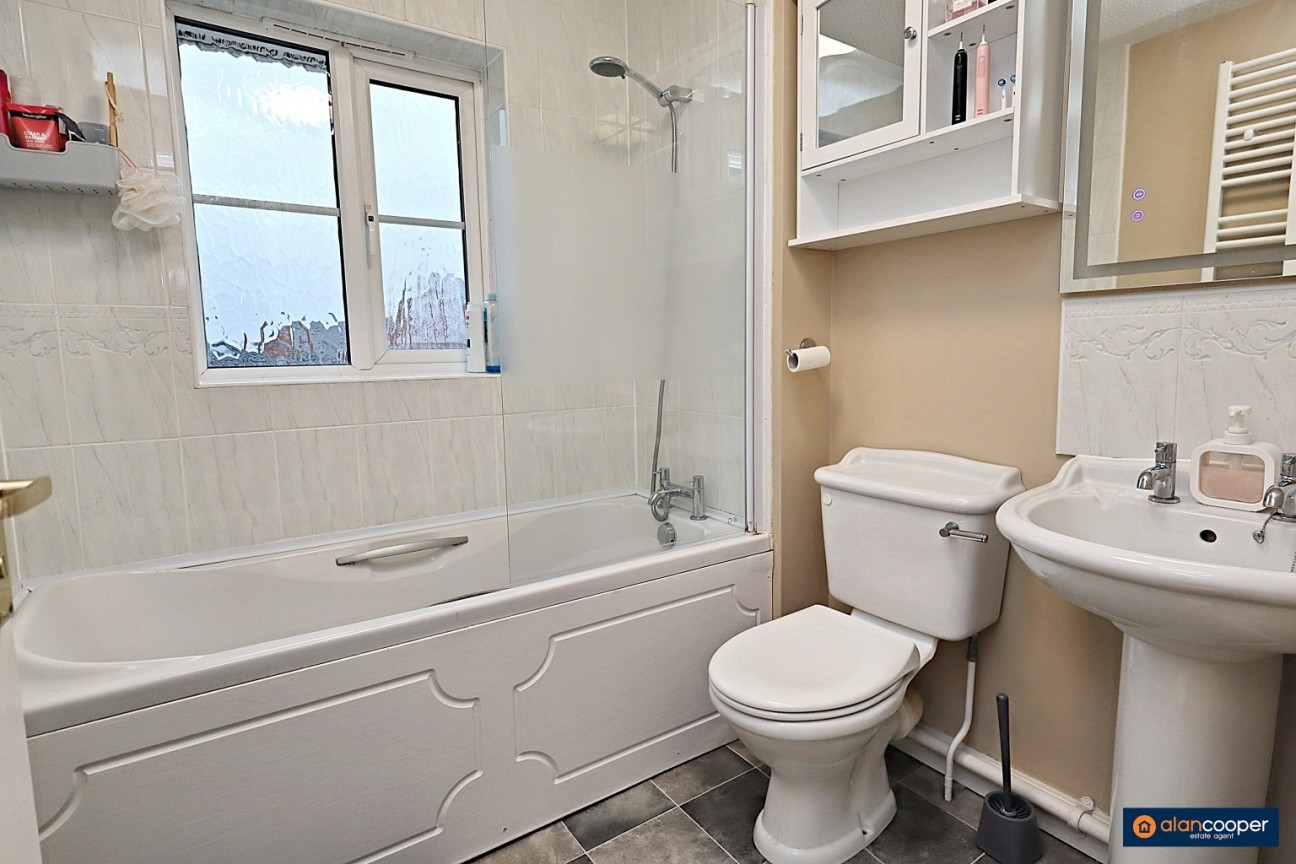 Penshurst Way, Maple Park, Nuneaton, CV11 4XN