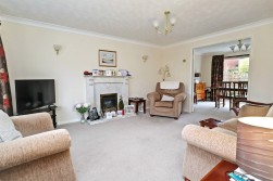 Gloucester Close, St Nicolas Park, Nuneaton, CV11 6FU