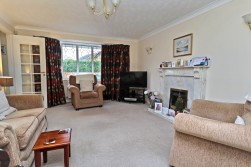 Gloucester Close, St Nicolas Park, Nuneaton, CV11 6FU