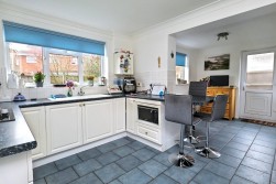 Gloucester Close, St Nicolas Park, Nuneaton, CV11 6FU