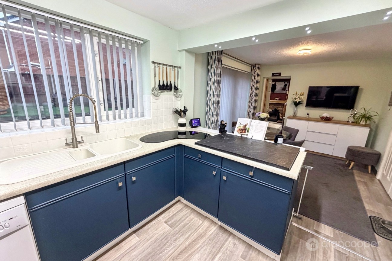 Marsdale Drive, Manor Park, Nuneaton, CV10 7RU