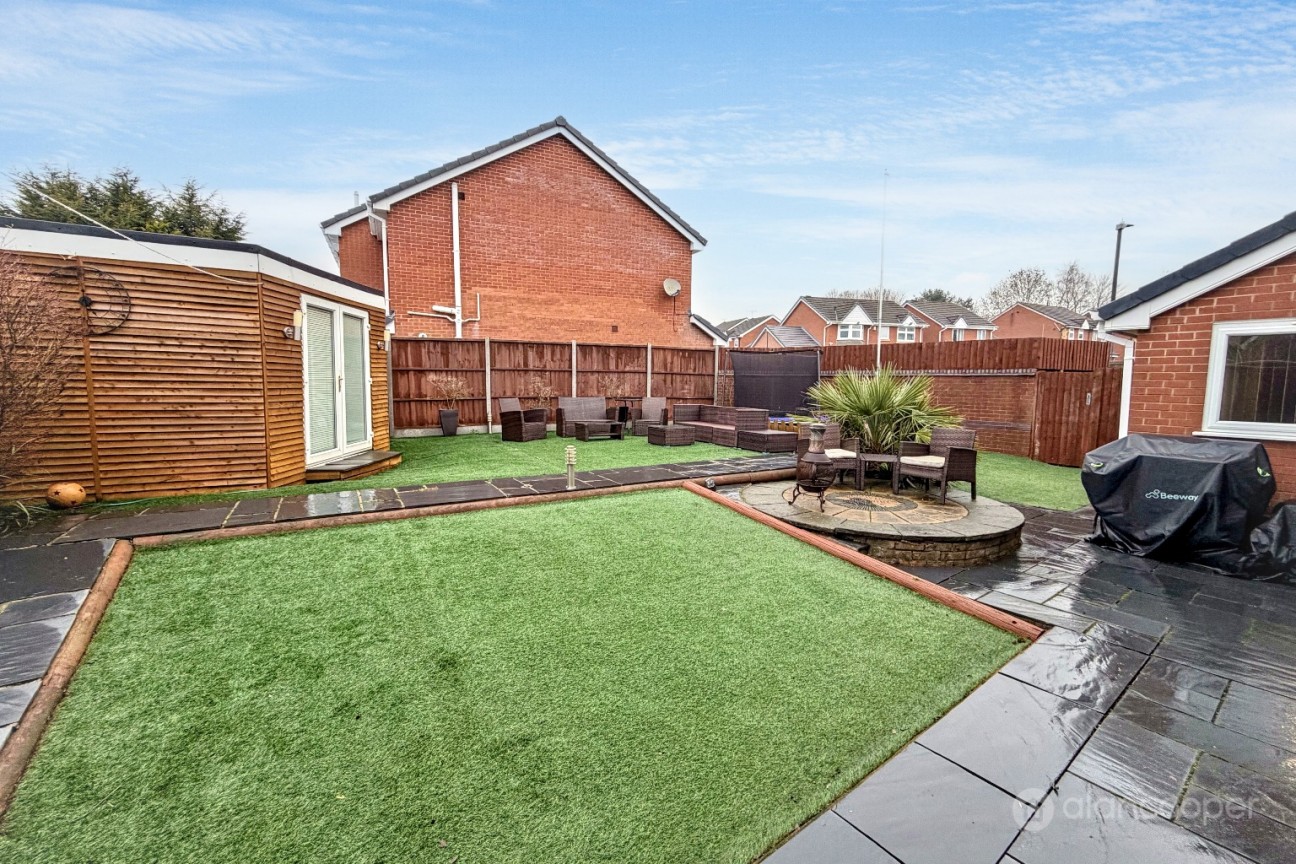 Marsdale Drive, Manor Park, Nuneaton, CV10 7RU