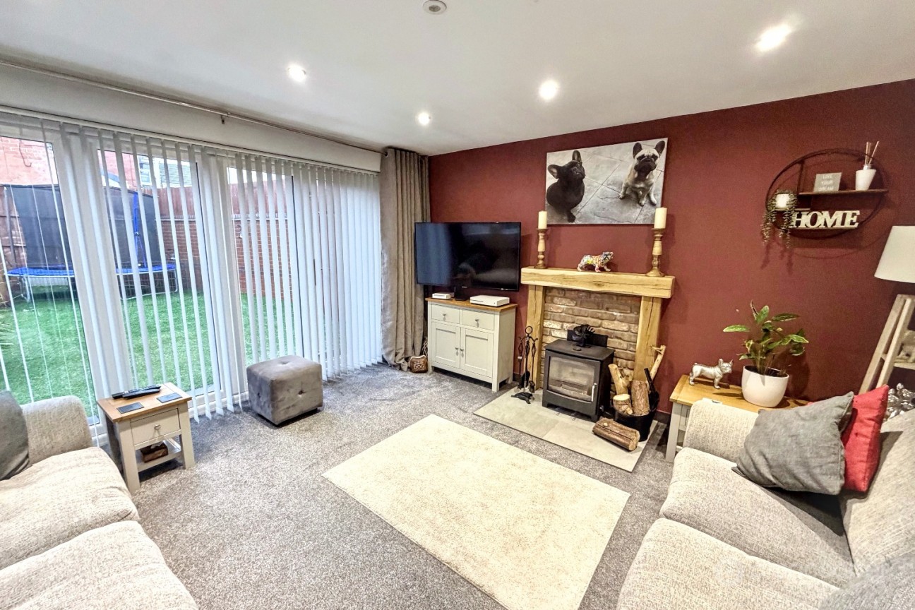 Marsdale Drive, Manor Park, Nuneaton, CV10 7RU