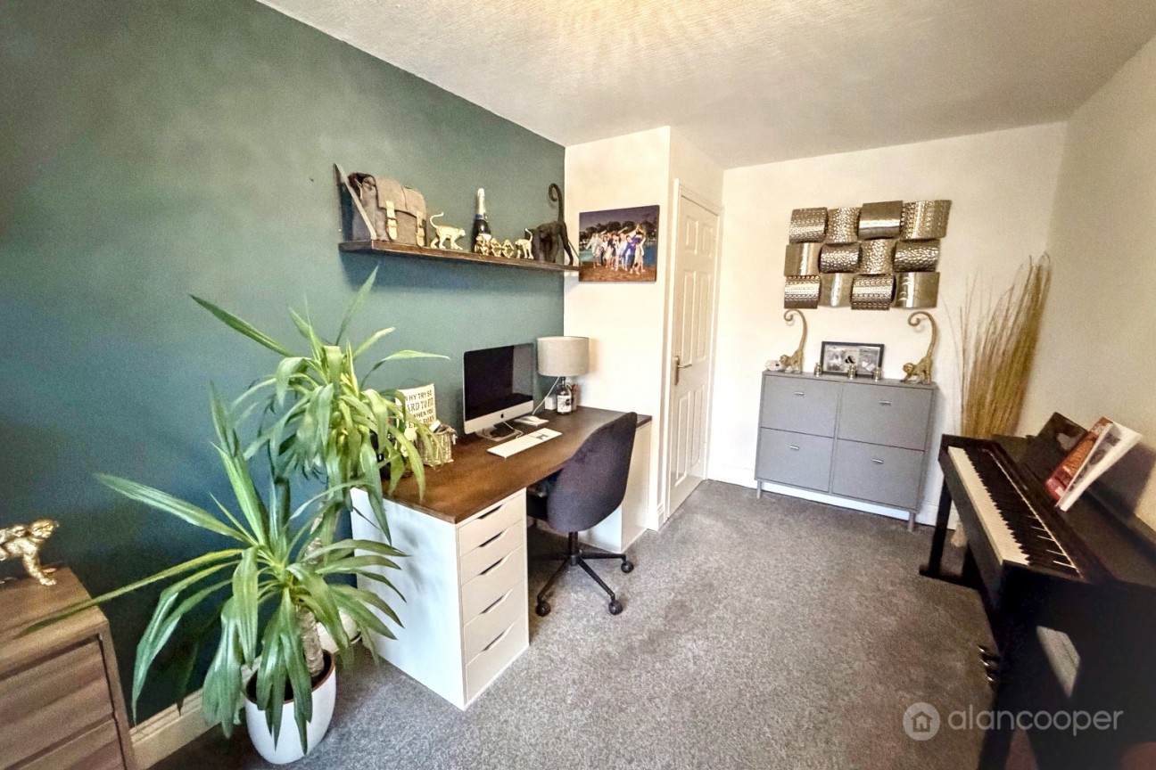 Marsdale Drive, Manor Park, Nuneaton, CV10 7RU