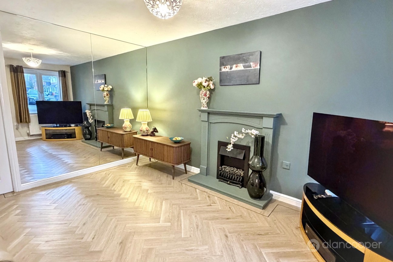 Upton Drive, Maple Park, Nuneaton, CV11 4GF