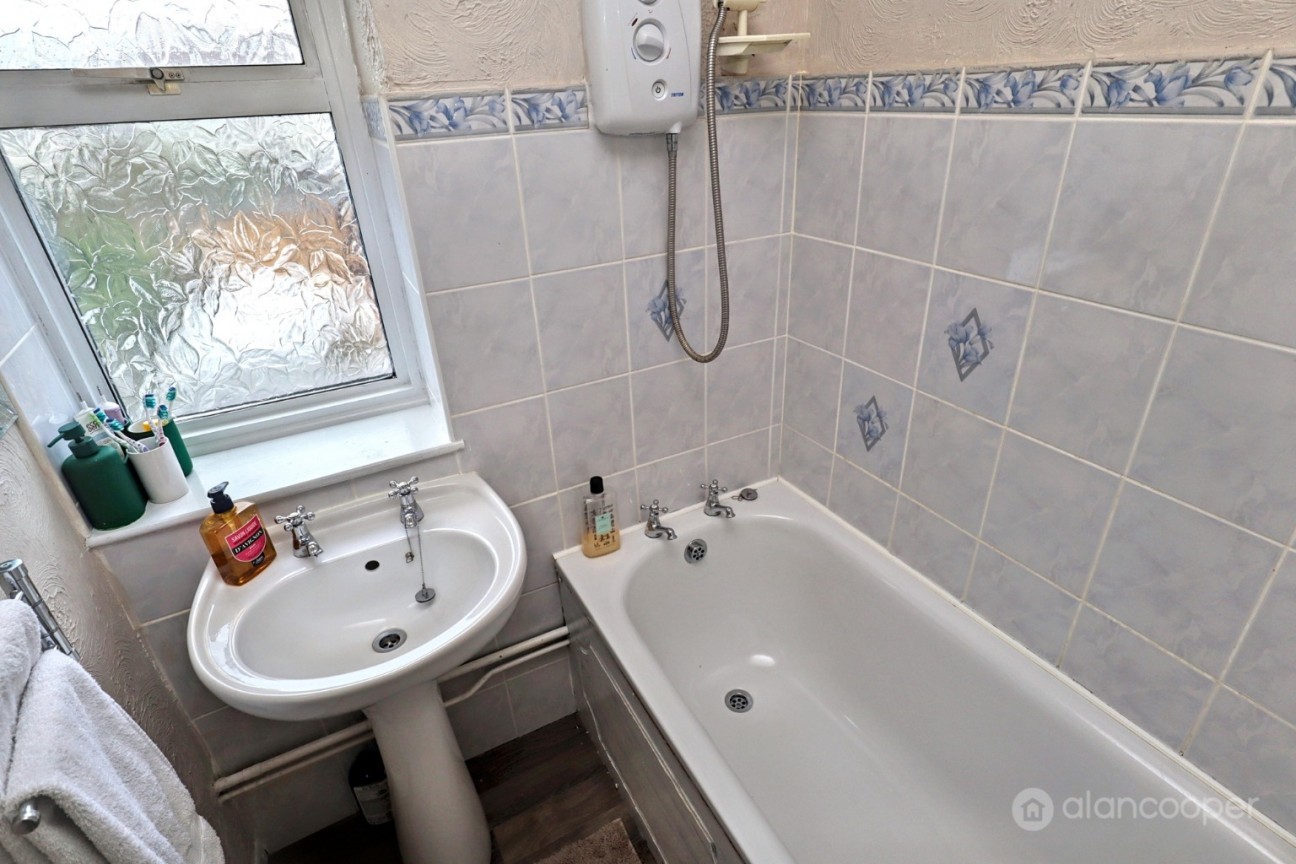 Cedar Road, Camp Hill, Nuneaton CV10 9DN