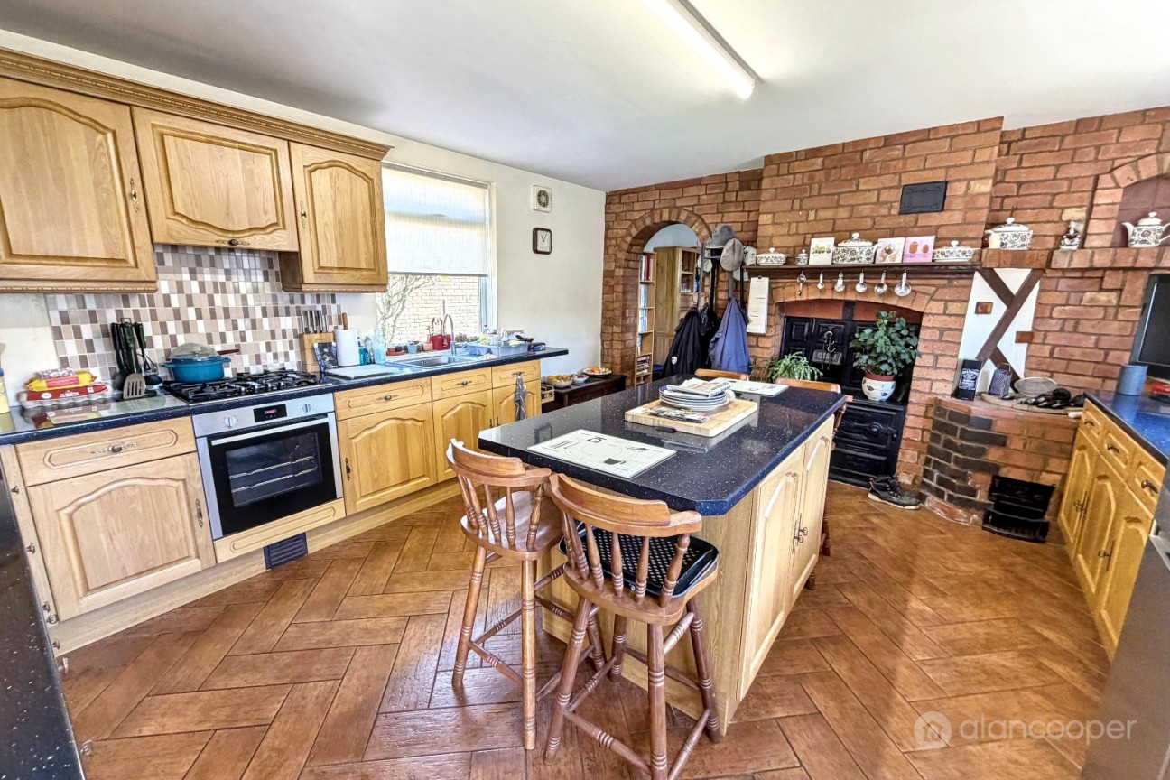 Wolvey Road, Bulkington, CV12 9JT