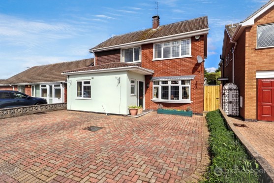 Clay Avenue, St Nicolas Park, Nuneaton, CV11 6DU